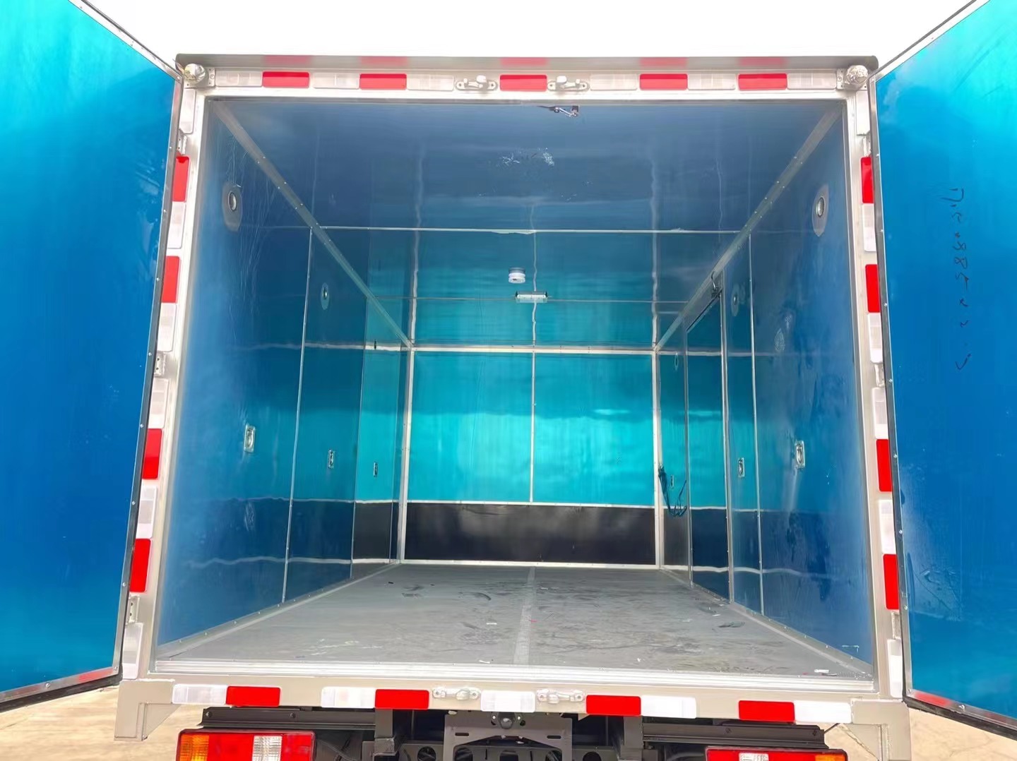 東風(fēng)多利卡5噸爆破器材運(yùn)輸車