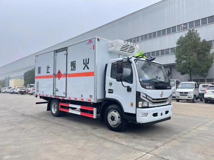 東風(fēng)多利卡（5.2米）7.2噸易燃液體廂式運輸車