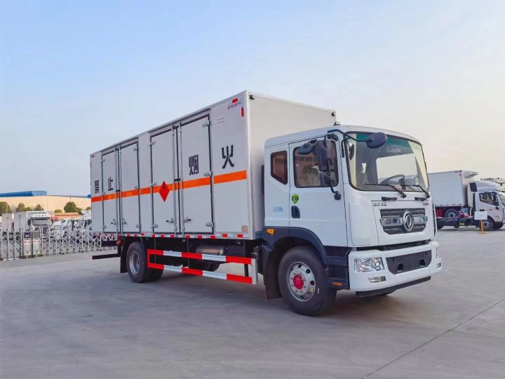 東風(fēng)7米6三類危險品廂式車