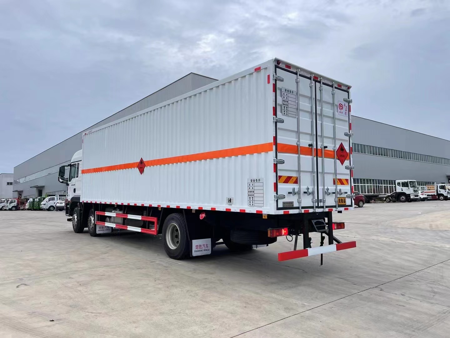 重汽汕德卡9.5米易燃液體廂式運(yùn)輸車