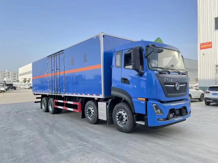 東風(fēng)天龍9.4米易燃液體廂式車/甲醇廂式運輸車