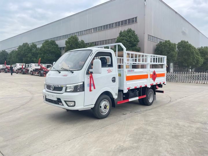 東風途逸柴油版3.8米氣瓶運輸車