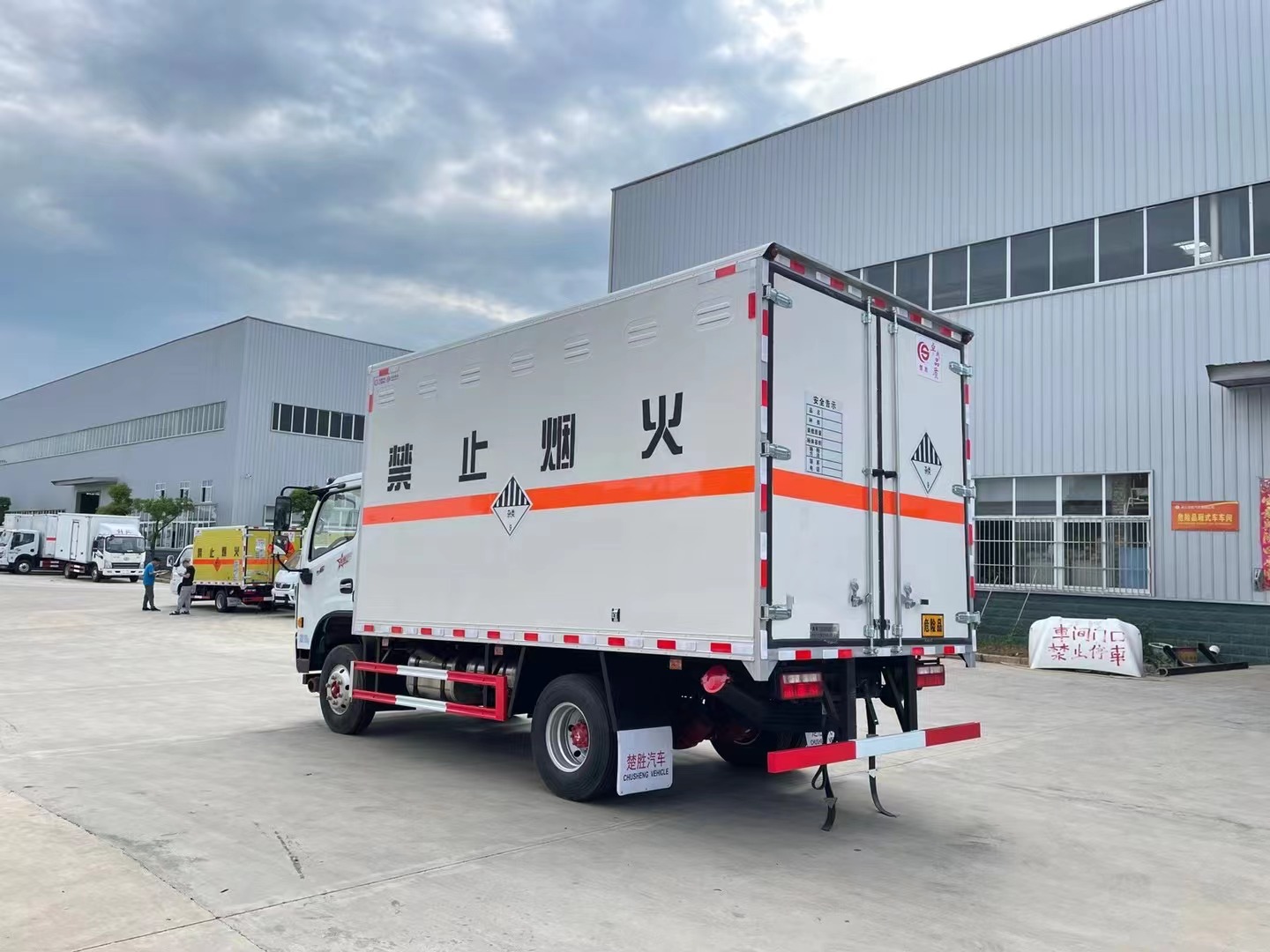 東風(fēng)5噸廢礦物油運(yùn)輸車(chē)