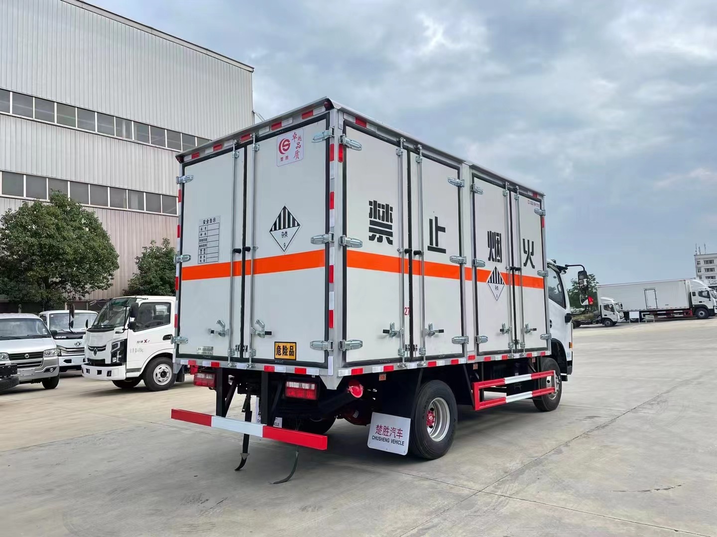 東風(fēng)5噸廢礦物油運(yùn)輸車(chē)