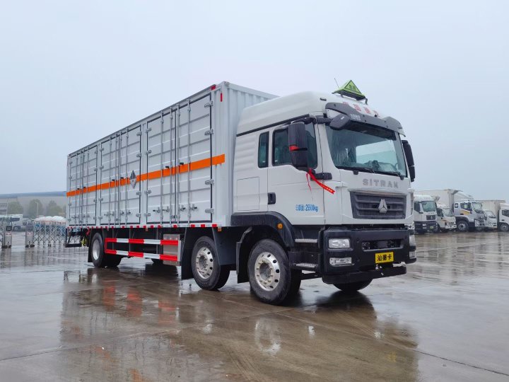 重汽汕德卡9.6米危險廢物運輸車