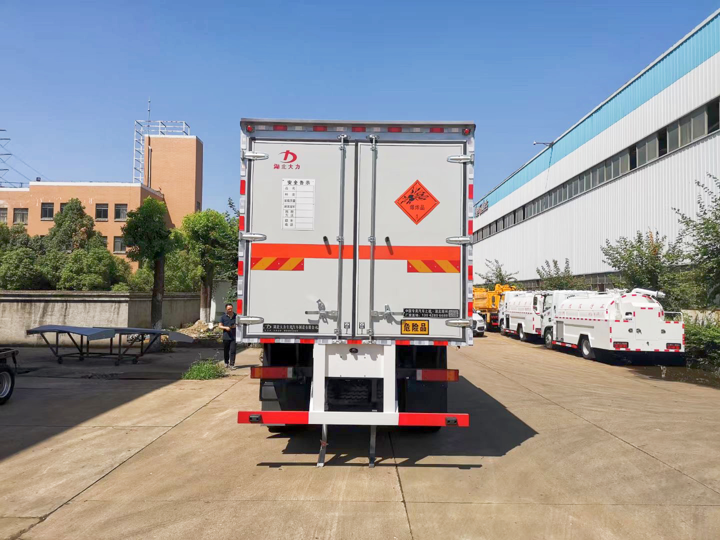 5.1米四驅(qū)爆破器材運(yùn)輸車